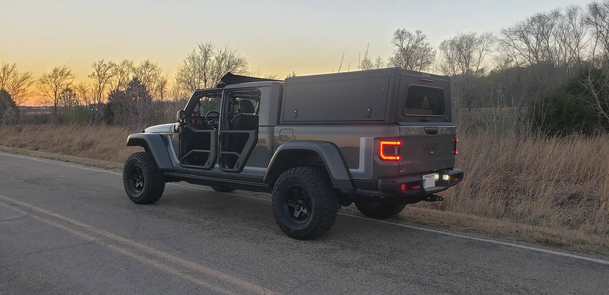 Jeep Gladiator Any pics of topless and/or doorless JTs with a bed topper equipped? 20230412_211324