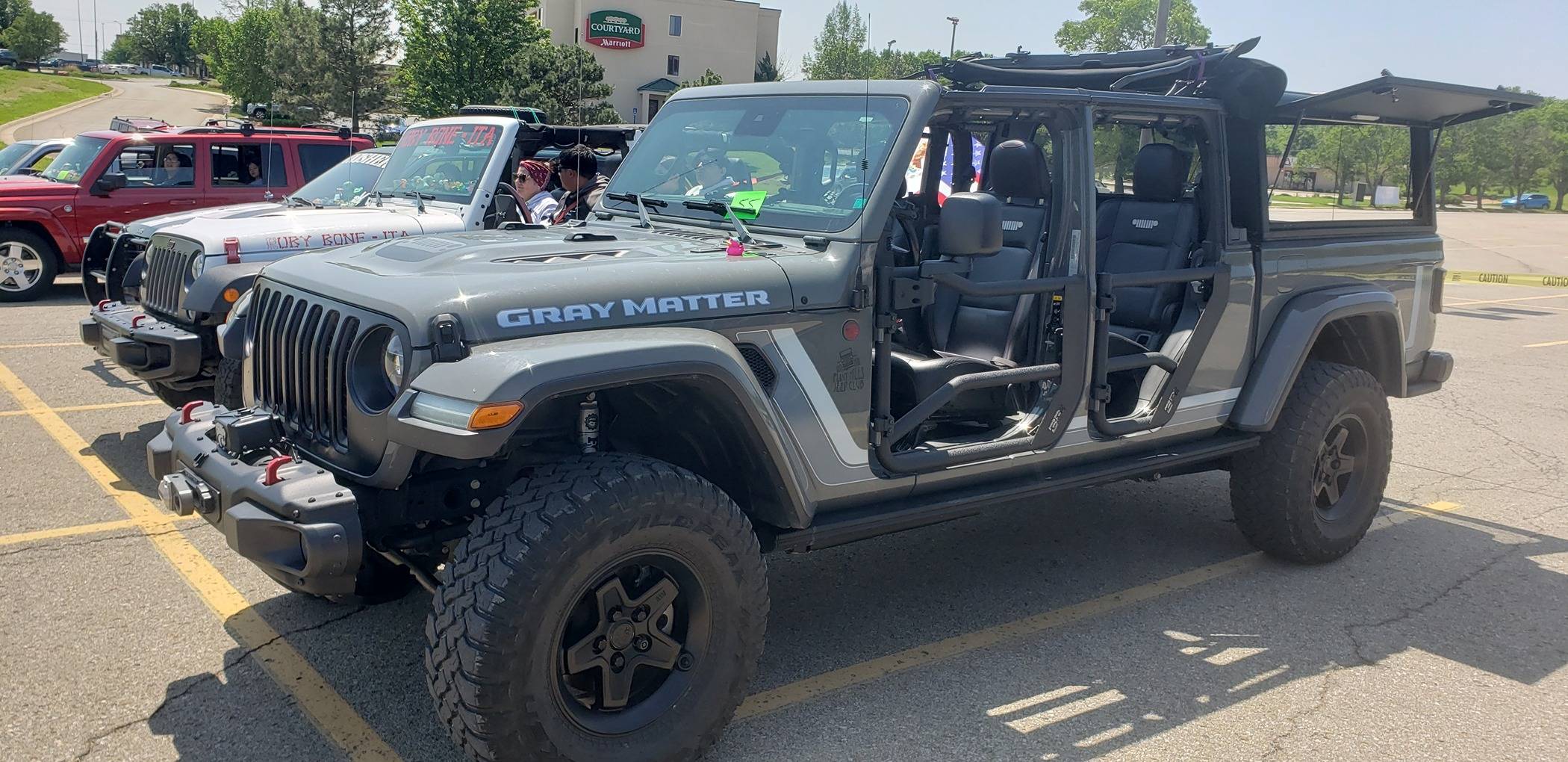 Jeep Gladiator Any pics of topless and/or doorless JTs with a bed topper equipped? 20230520_120528