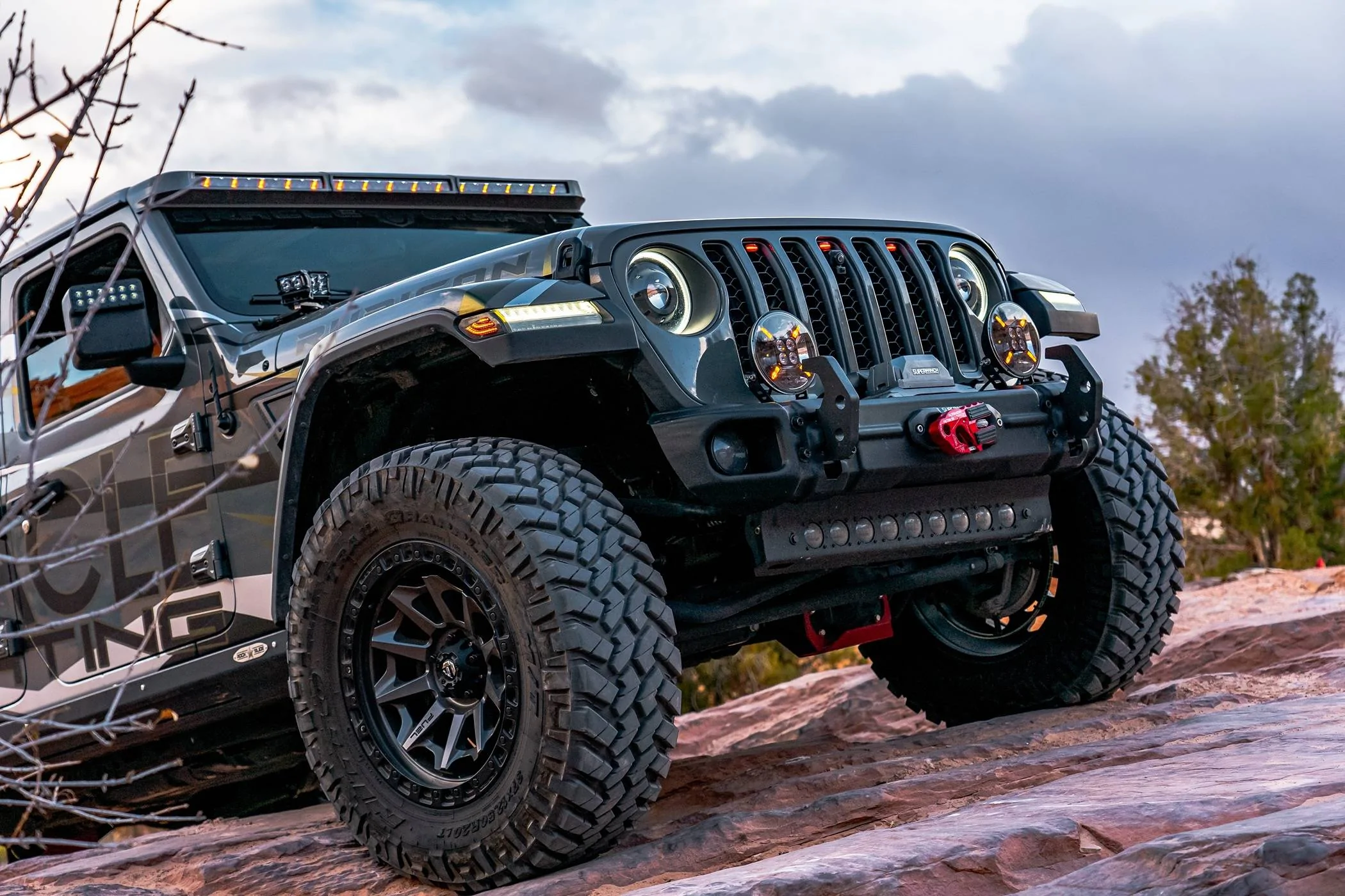 Jeep Gladiator Integrated "Flush" Style Roof Mounted Light Bar- Who would be interested? DSC07161
