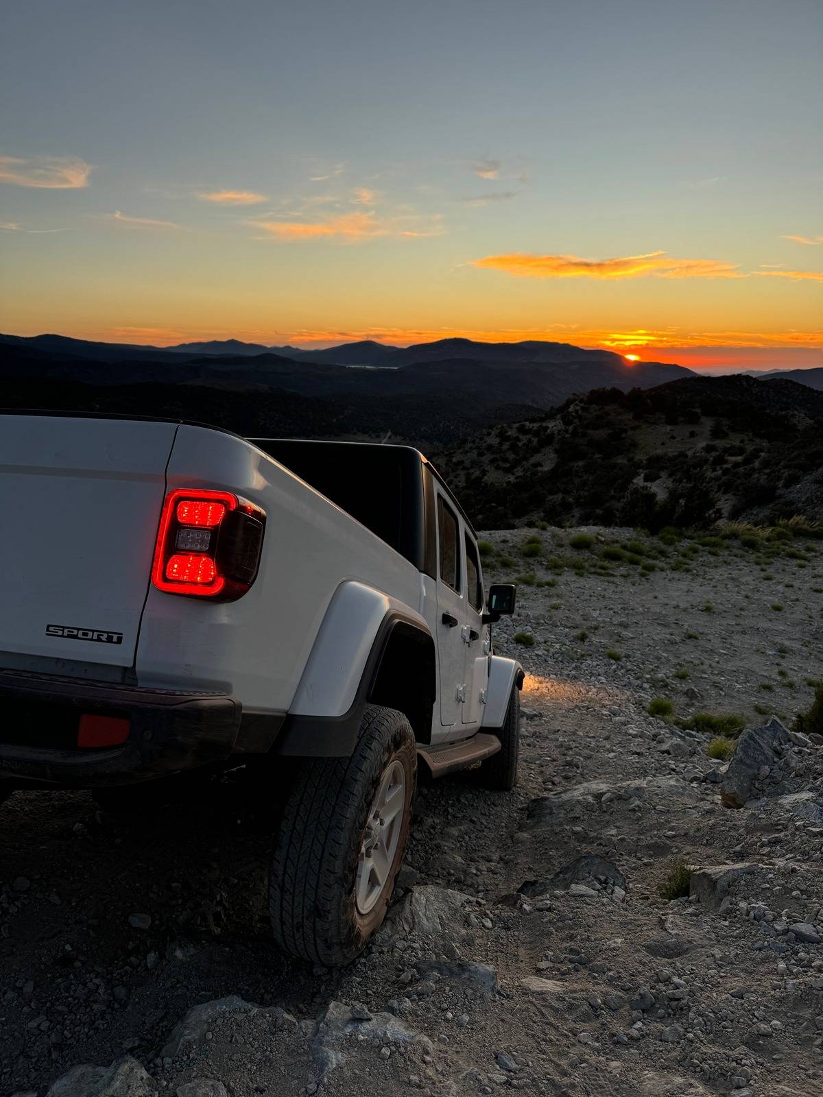 Jeep Gladiator Rockcrawling Comparison: Regeared, lifted on 37s vs. bone stock Sport S 1718064841684-mc