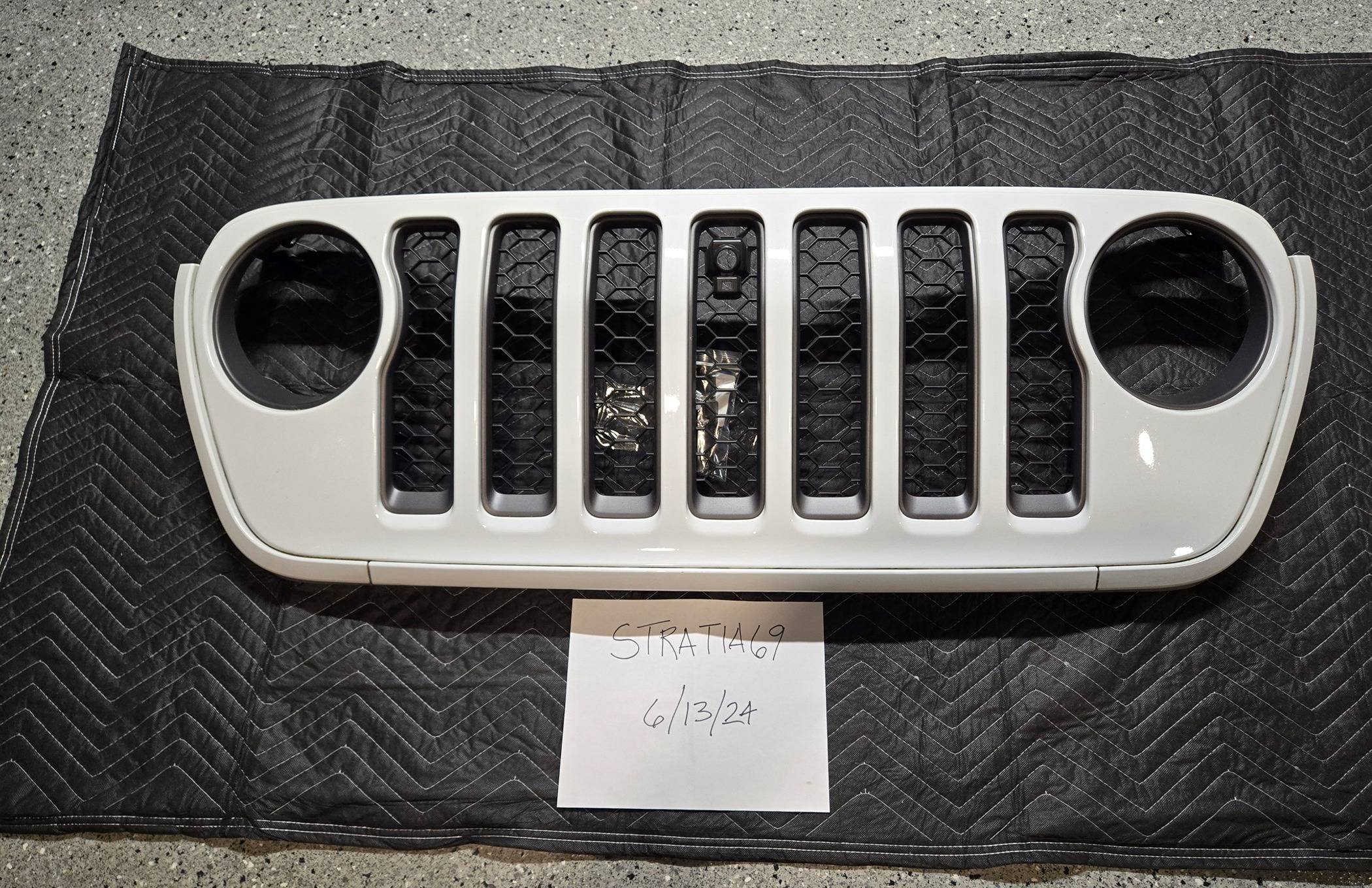 Jeep Gladiator Mojave White grille w/camera mount 20240613_140738