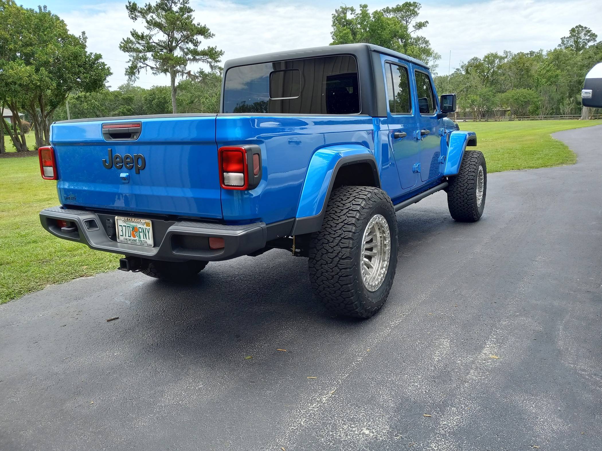 Jeep Gladiator CAN I ADD USEABLE CLEARANCE WITH AFTERMARKET FENDERS ON MY JT ?? 20240530_134111