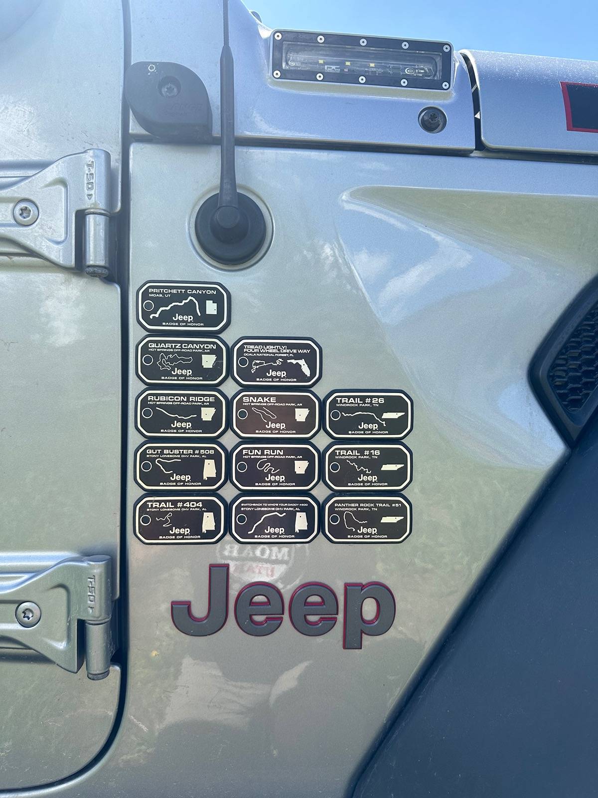 Jeep Gladiator How/where do you put your Badge of Honor badges? IMG_9409