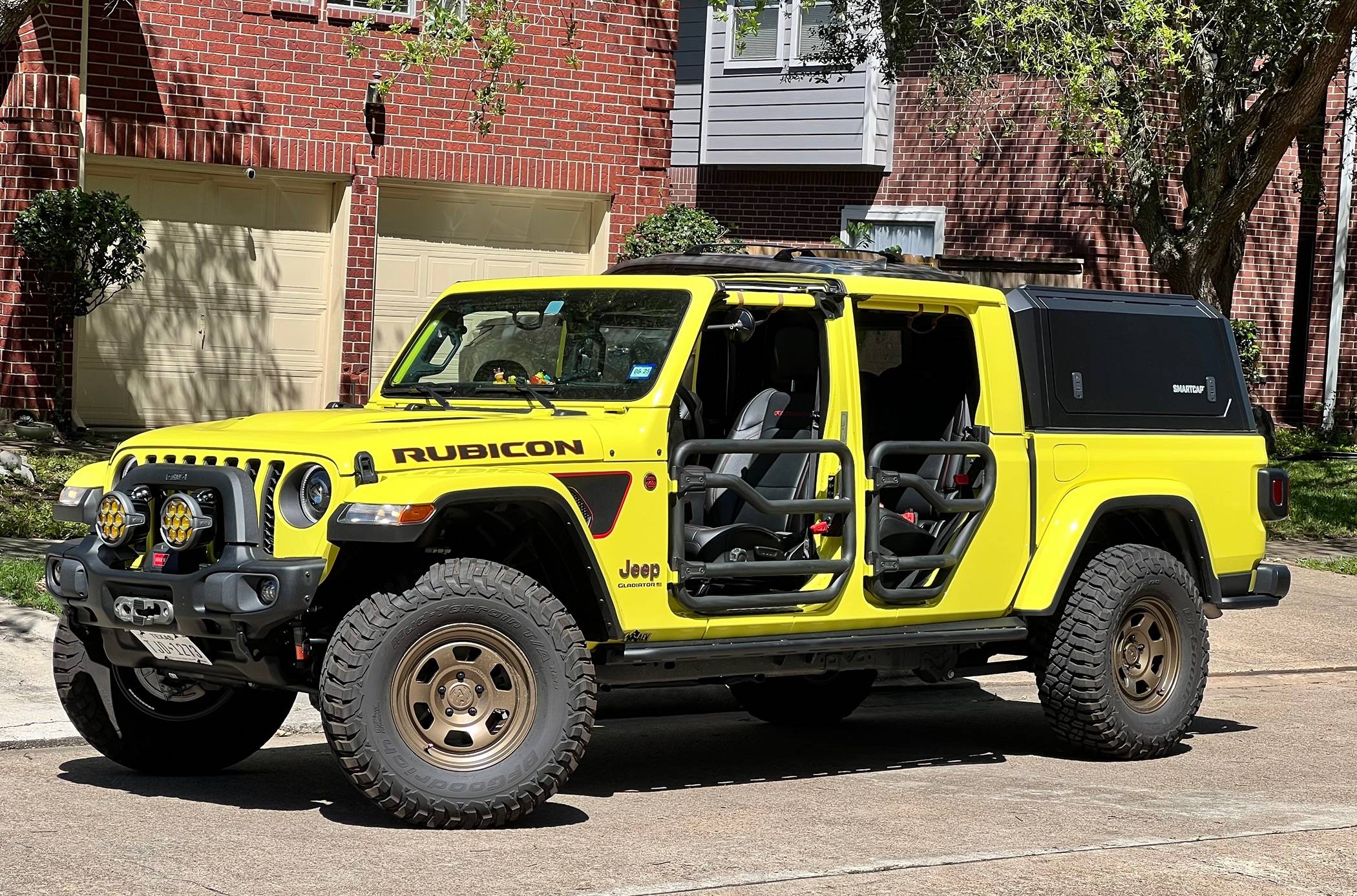 Jeep Gladiator Any pics of topless and/or doorless JTs with a bed topper equipped? 4C95E1AF-BE42-405B-9FC8-186E1188F4E4