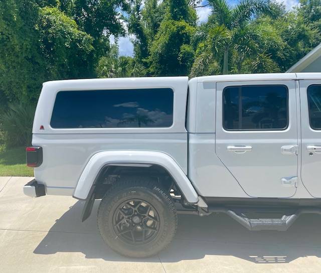 Jeep Gladiator ARE and LEER fiberglas canopies Leer 3