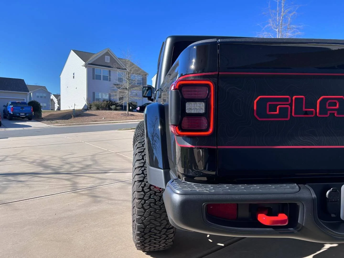 Jeep Gladiator Took "Jeep" Letters Off Tailgate tailgat