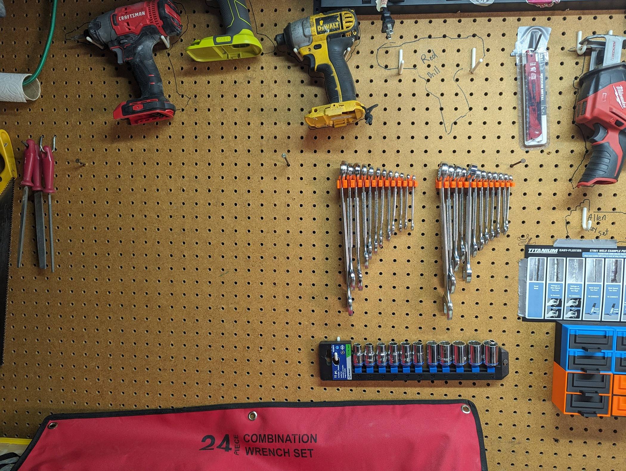 Jeep Gladiator What did you 3D print today? B - Wrench (spanner) holder, pegboard mount (1)