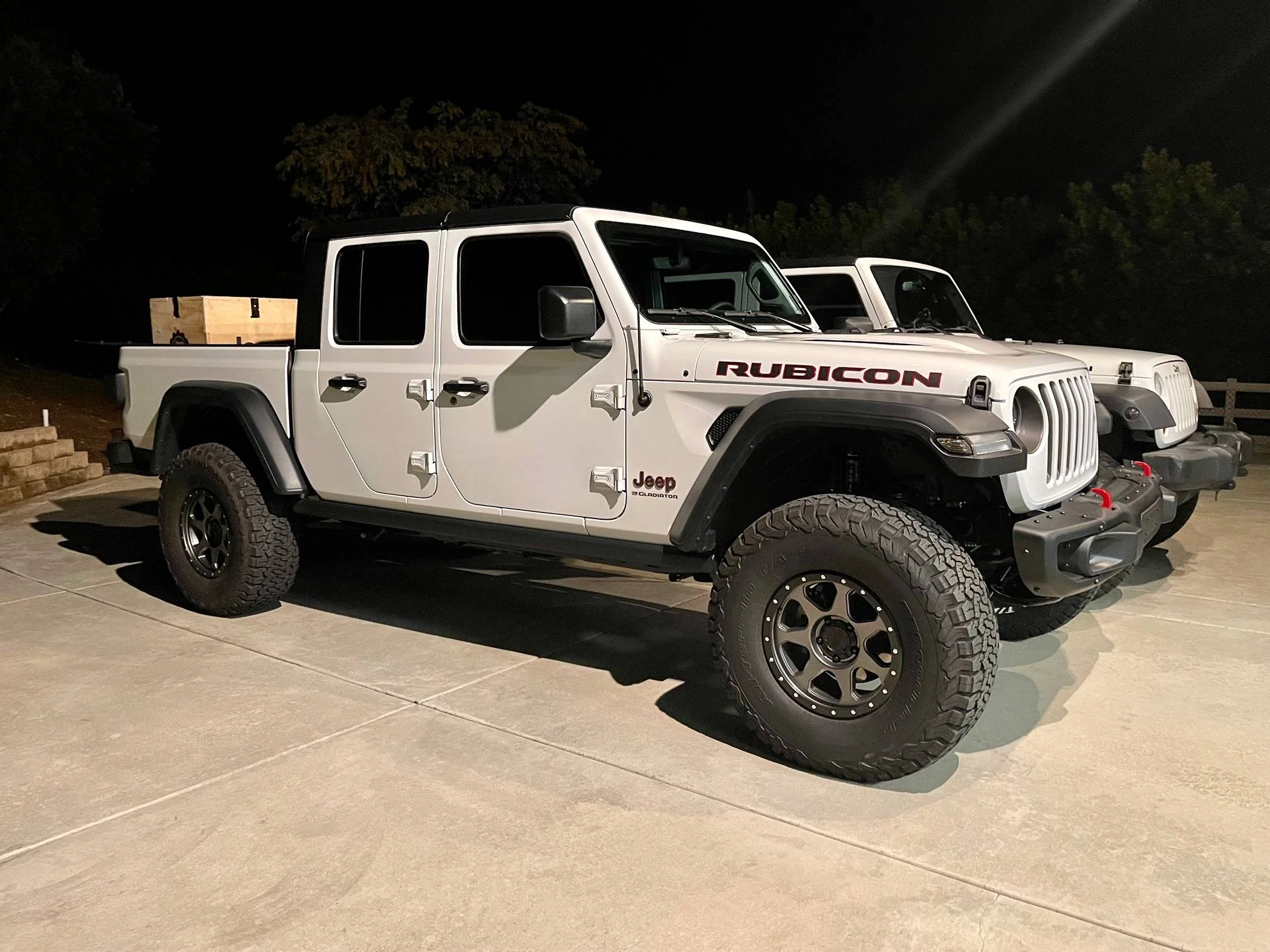 Jeep Gladiator Request: Rubicon with non painted fenders / Black 3-piece hard top IMG_1286