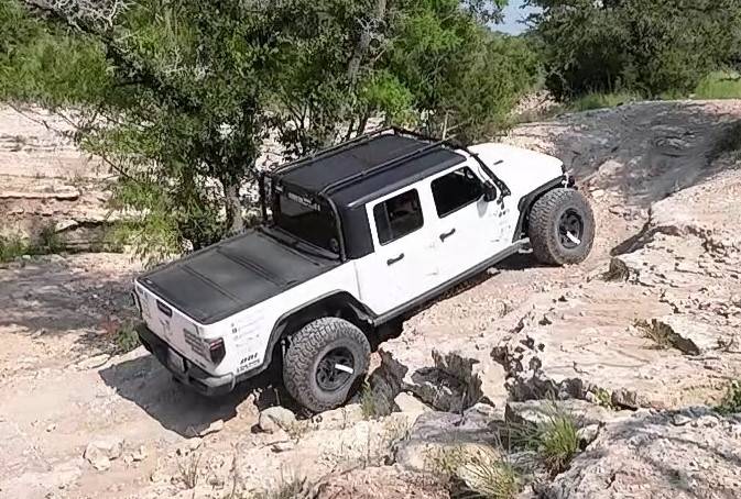 Jeep Gladiator Don't pamper it like I used to...... Do You? vlcsnap-2023-06-18-23h44m49s215C