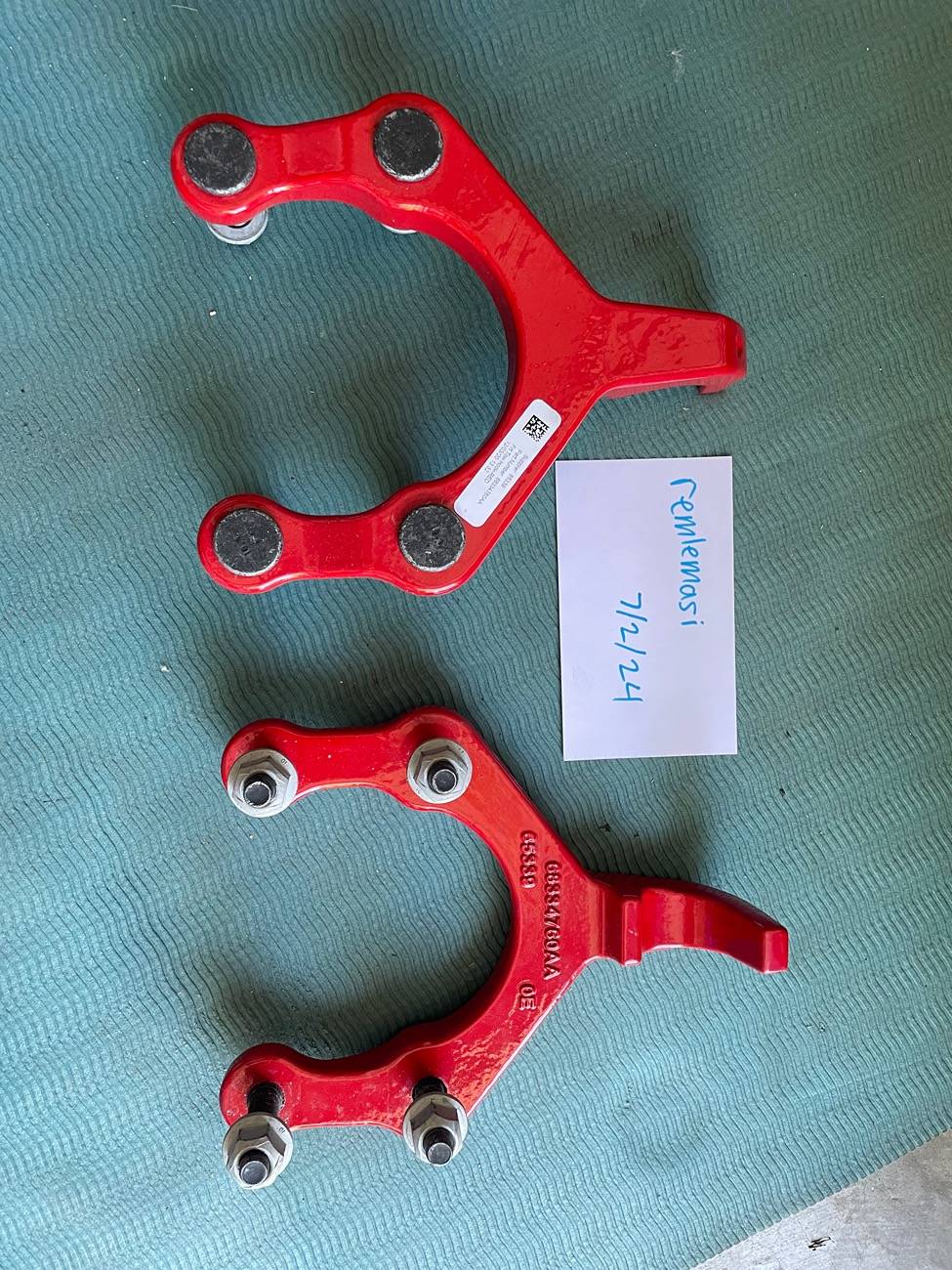 Jeep Gladiator Rubicon red front tow hooks IMG_2400