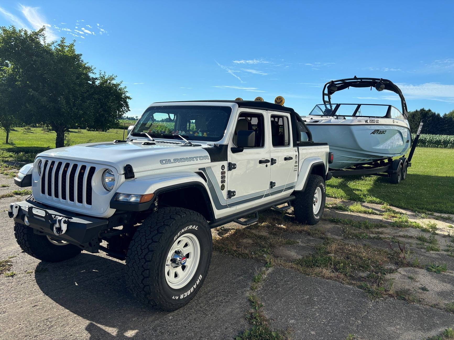 Jeep Gladiator New boat Gladiator with AR220 2