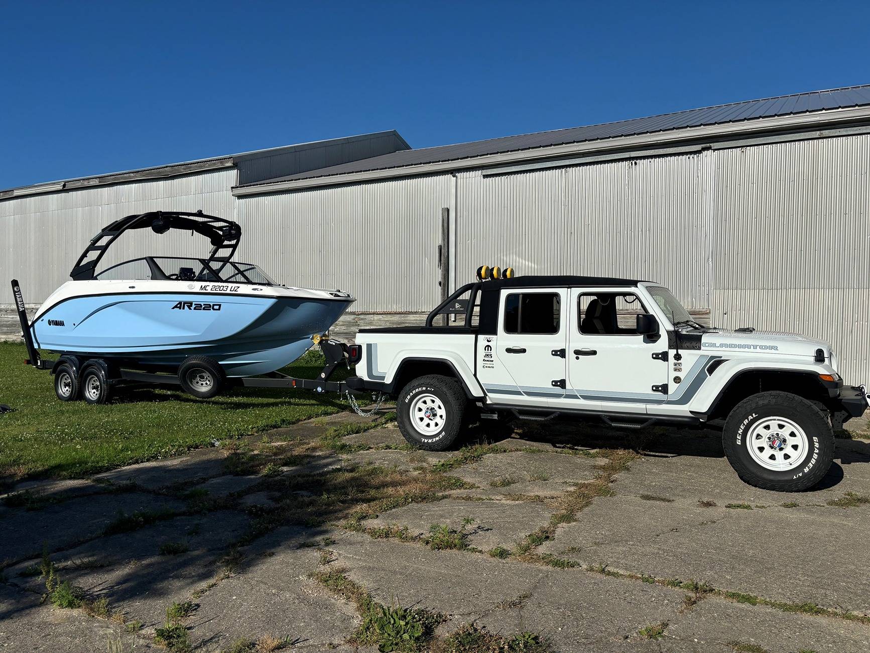 Jeep Gladiator New boat Gladiator with AR220