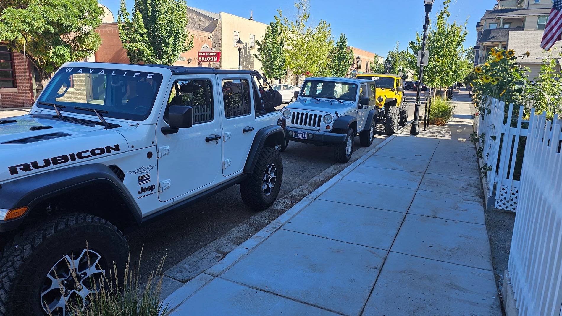 Jeep Gladiator Jeeps Parking Next To Jeeps 20240702_174031