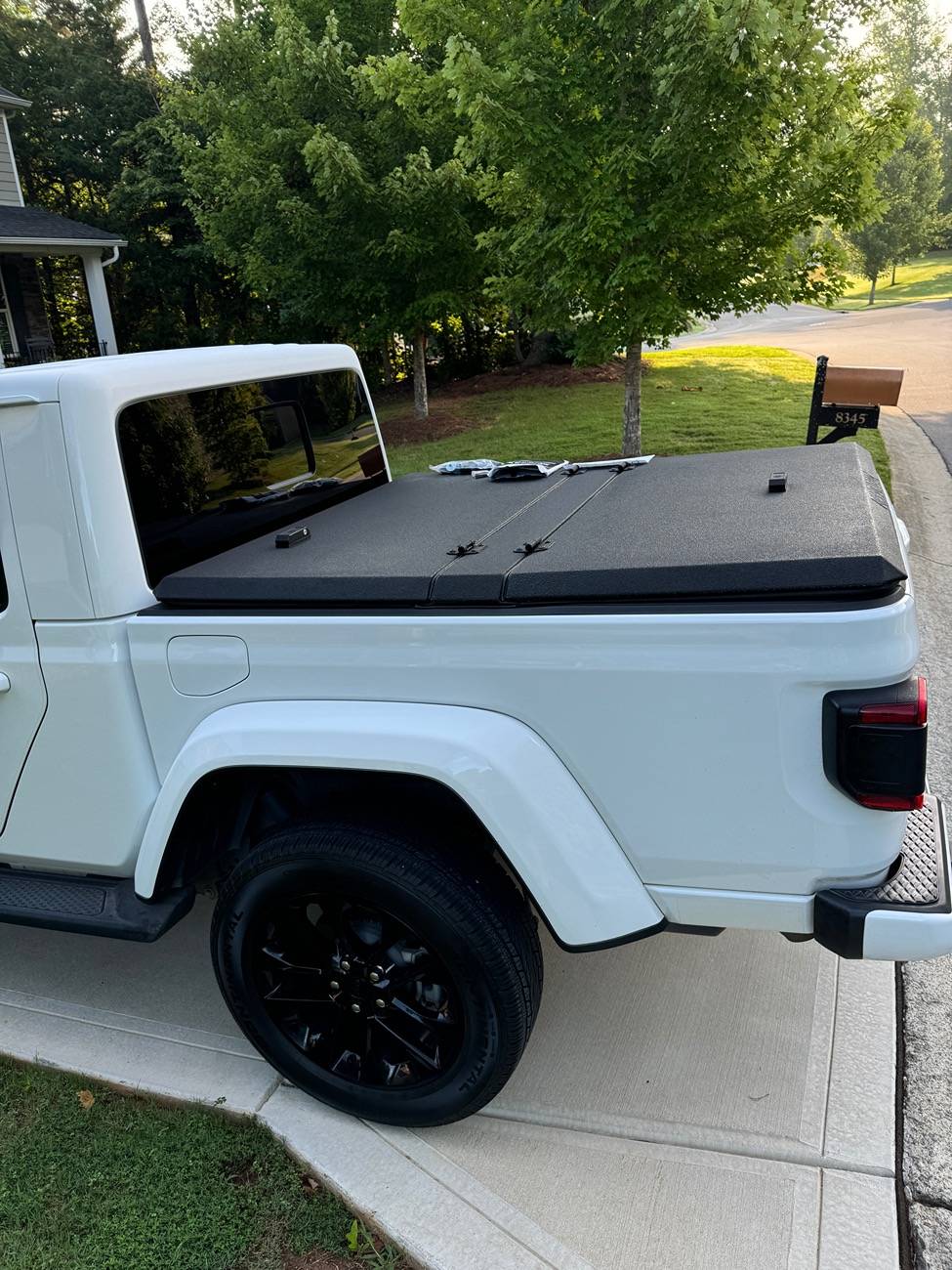 Jeep Gladiator DiamondBack SE Smooth Black Hard Cover IMG_1109.JPG