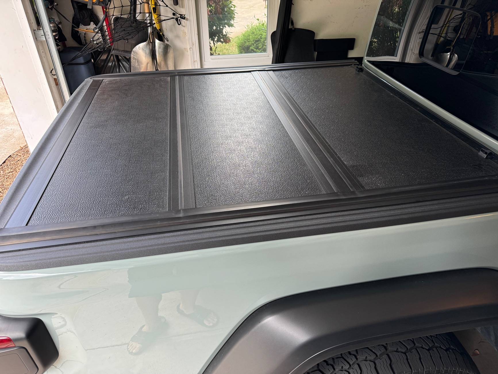 Jeep Gladiator Rough Country Jeep Gladiator Low Profile Hard Tri-Fold Tonneau Cover (47620500) - Great Shape! IMG_6130