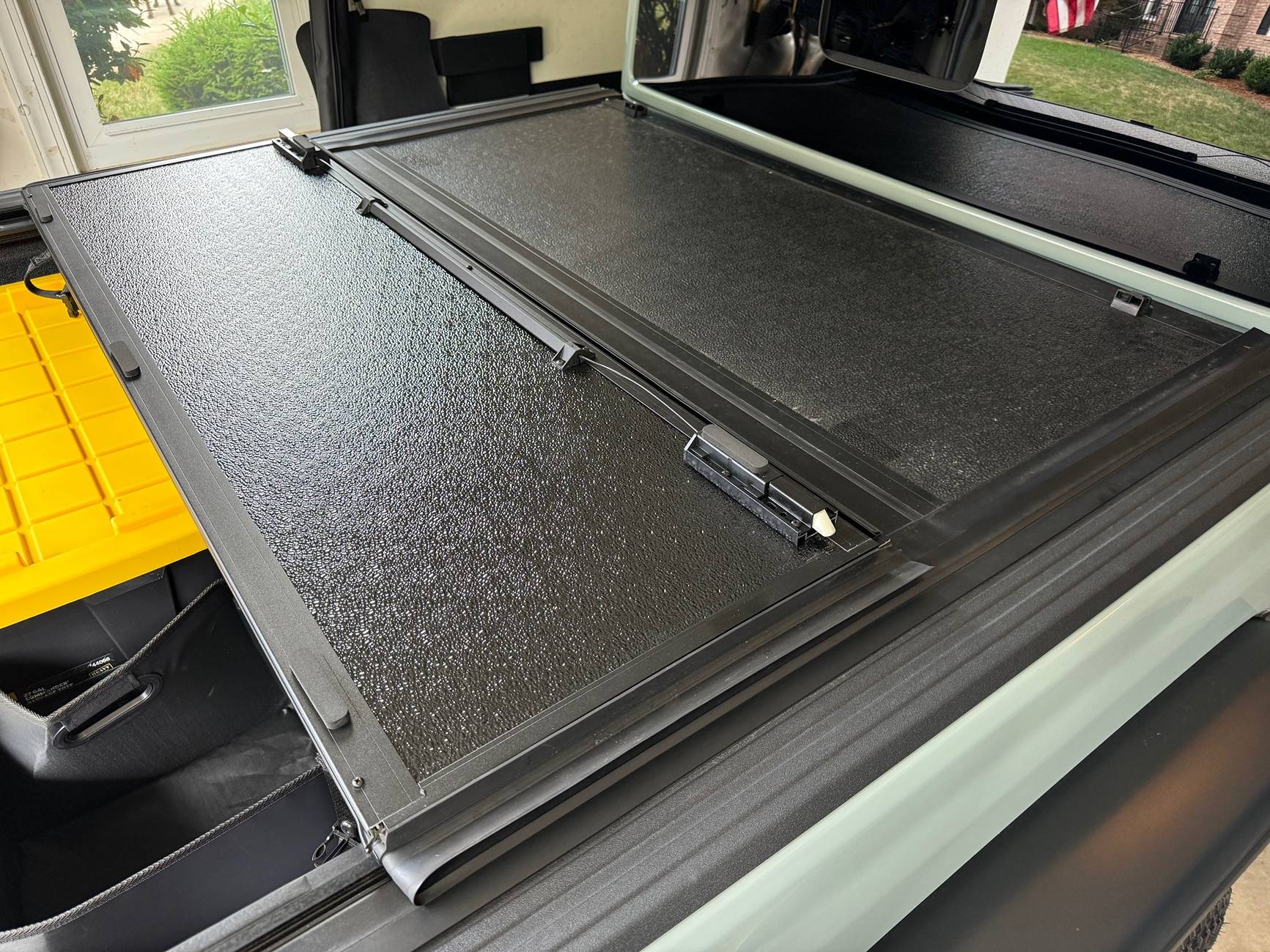 Jeep Gladiator Rough Country Jeep Gladiator Low Profile Hard Tri-Fold Tonneau Cover (47620500) - Great Shape! IMG_6132