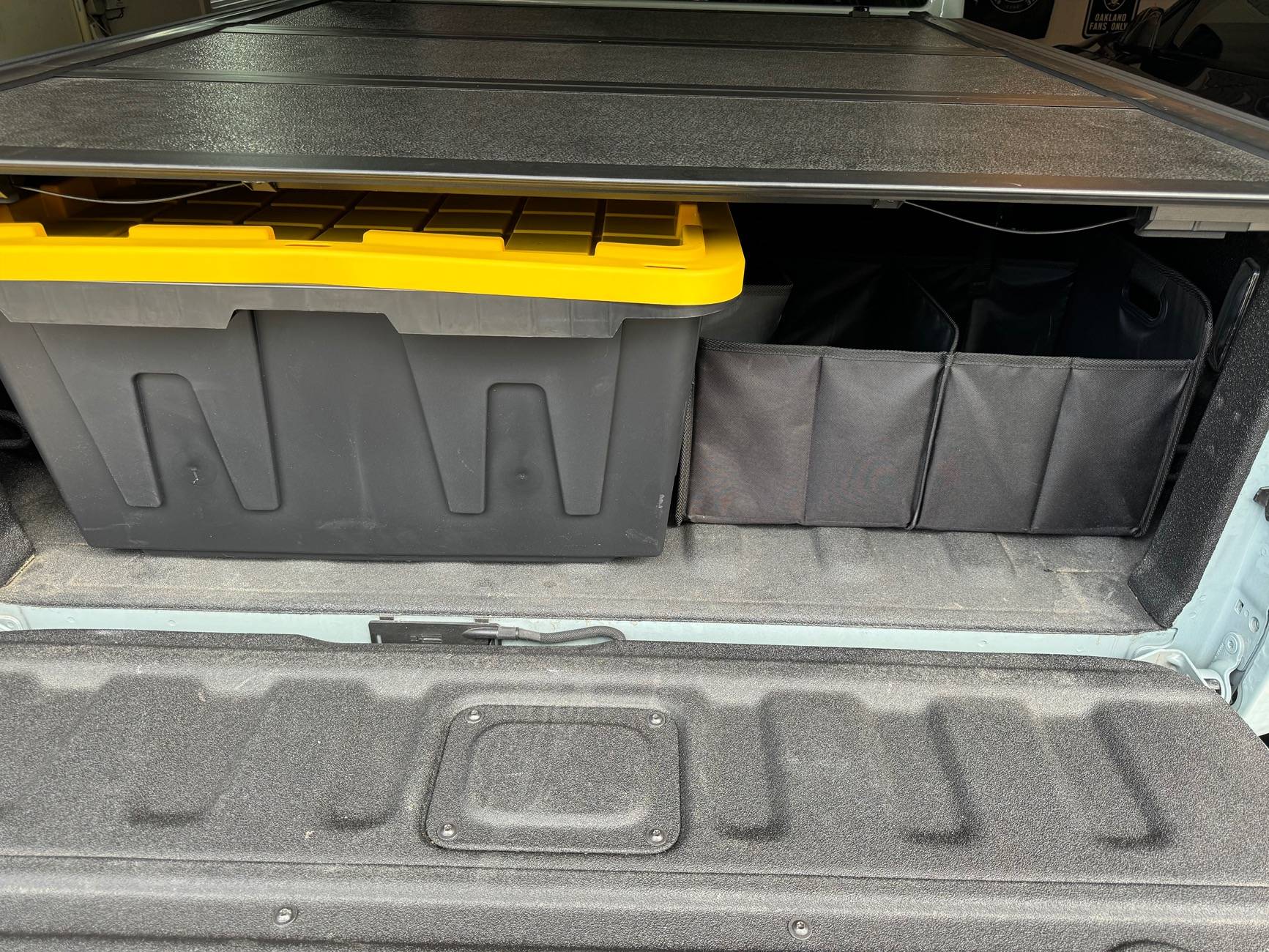 Jeep Gladiator Rough Country Jeep Gladiator Low Profile Hard Tri-Fold Tonneau Cover (47620500) - Great Shape! IMG_6131