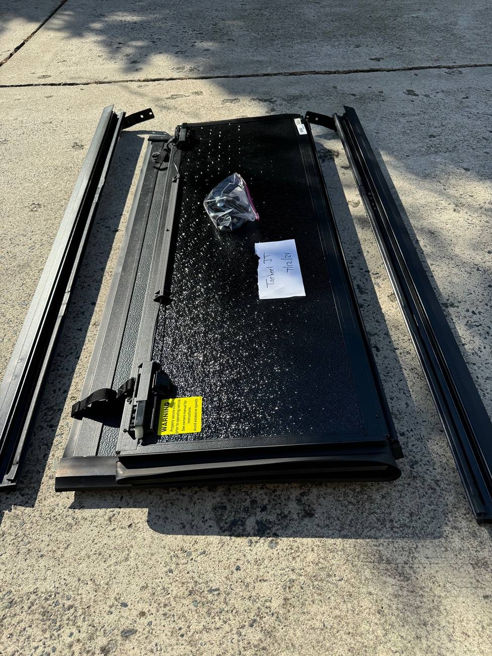 Jeep Gladiator Rough Country Jeep Gladiator Low Profile Hard Tri-Fold Tonneau Cover (47620500) - Great Shape! IMG_6138