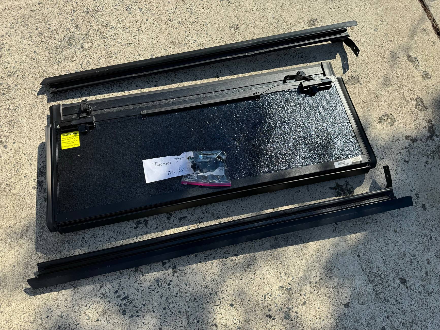 Jeep Gladiator Rough Country Jeep Gladiator Low Profile Hard Tri-Fold Tonneau Cover (47620500) - Great Shape! IMG_6135