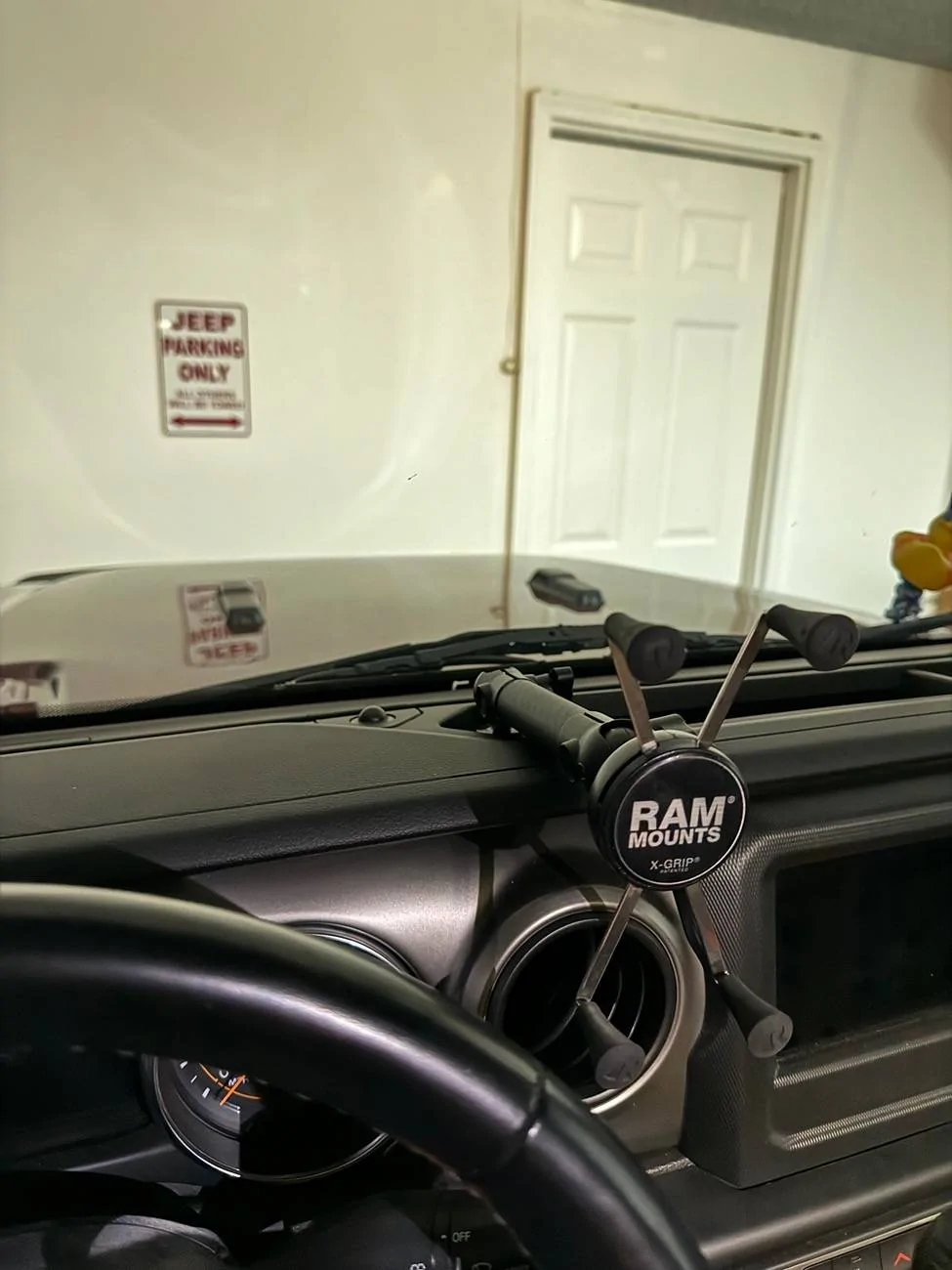 Jeep Gladiator Bulletpoint and Ram phone holder IMG_0788