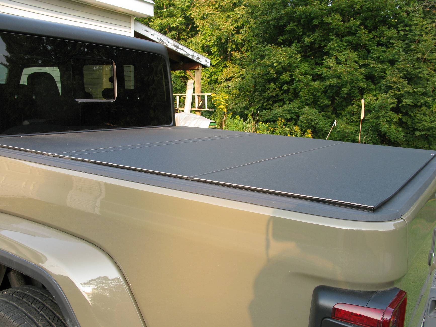Jeep Gladiator Tri-Fold or "locking" bed covers. IMG_1417.JPG