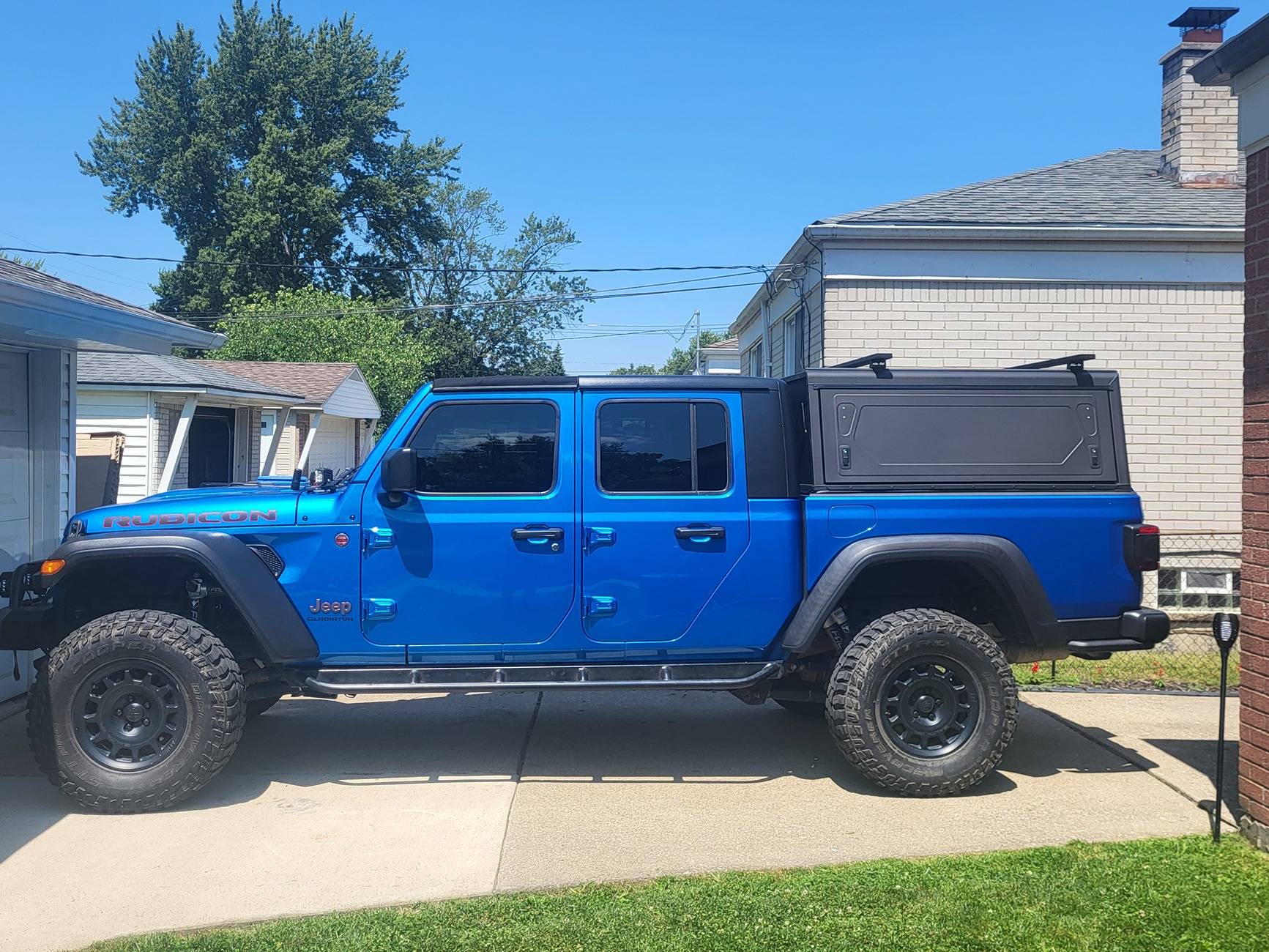 Jeep Gladiator Alu-Cab Contour Canopy Roll Call - not Camper 20240727_140631