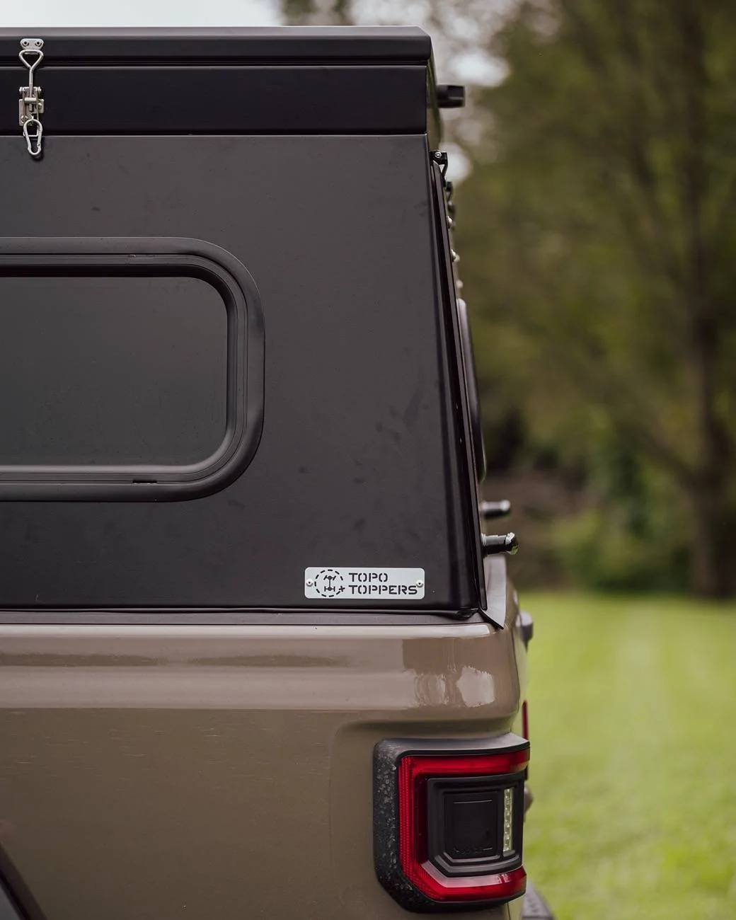 Jeep Gladiator Topo Toppers Pop-up Camper Shell Installed P1011340