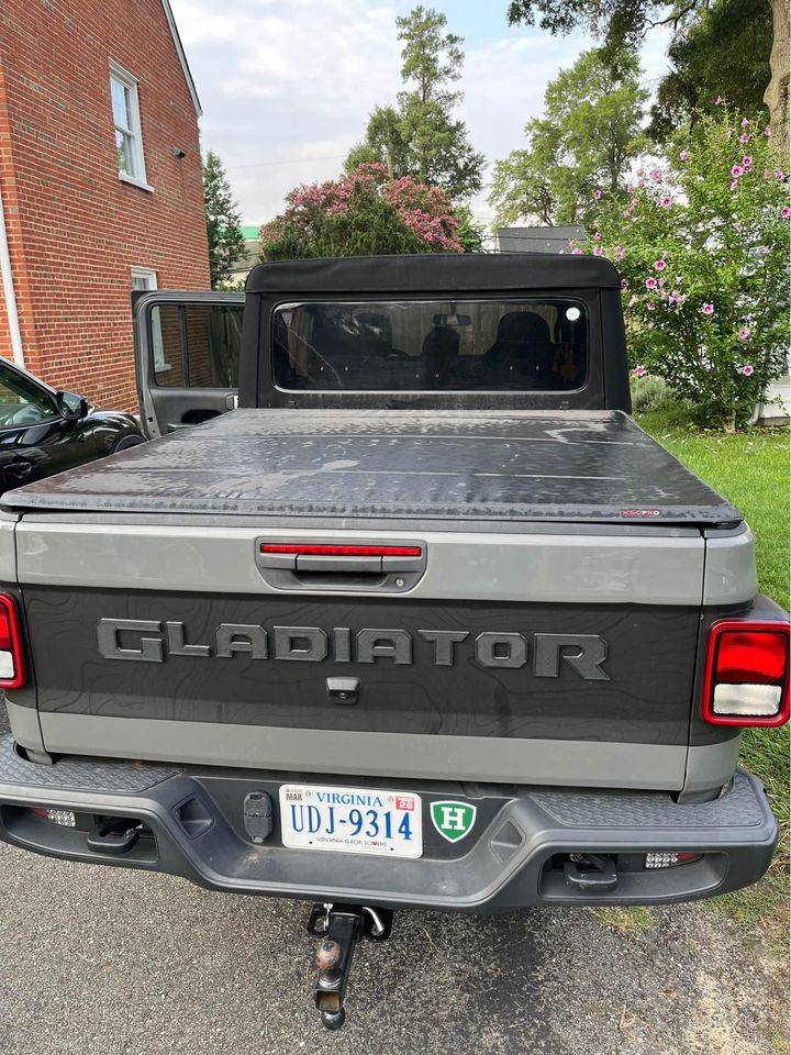 Jeep Gladiator TRIFOLD BED COVER 452843677_1037731294679783_6017802231040457203_n