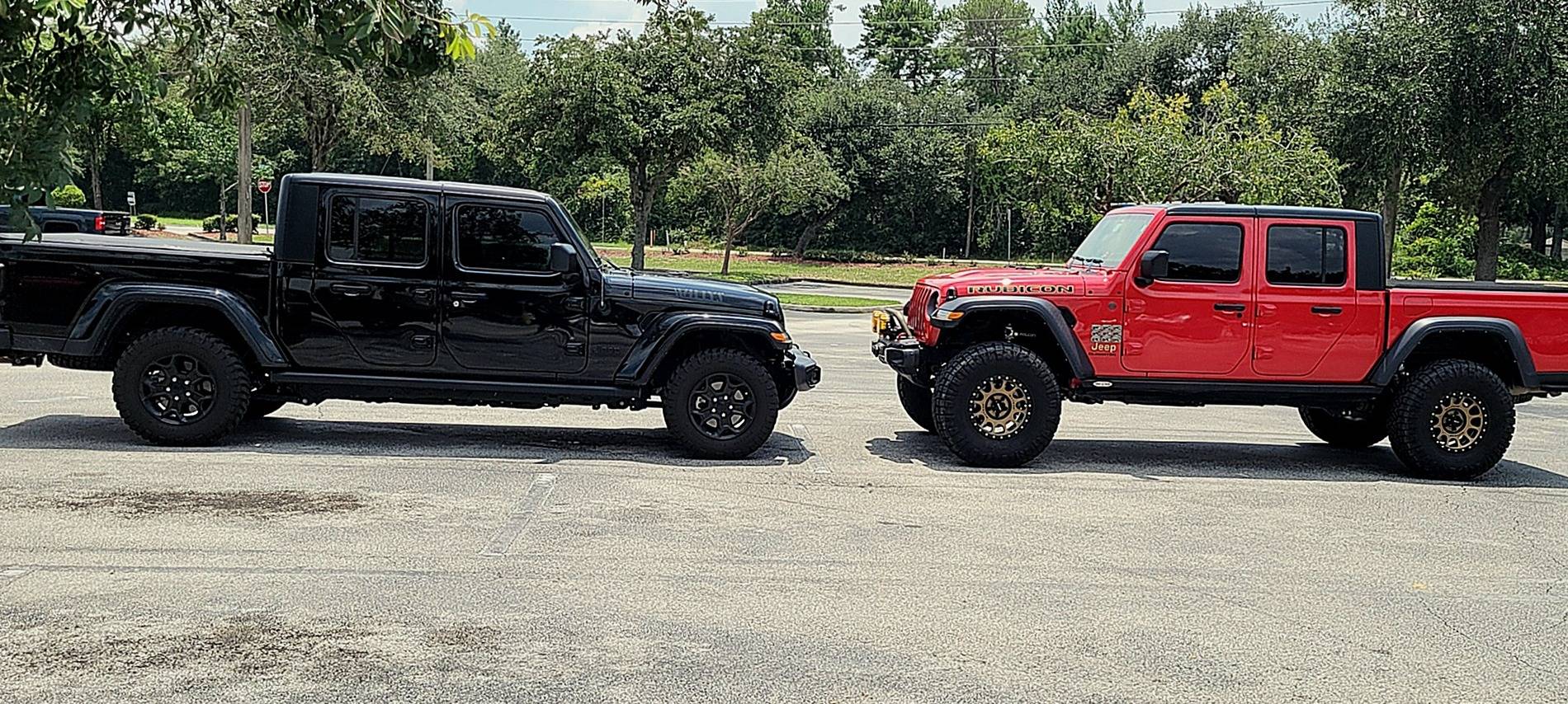 Jeep Gladiator Jeeps Parking Next To Jeeps 1000010505