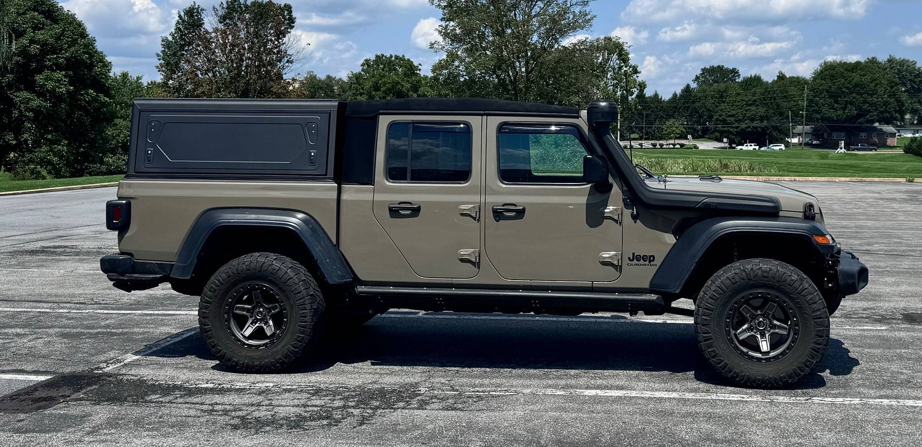 Jeep Gladiator Alu-Cab Contour Canopy Roll Call - not Camper IMG_7159