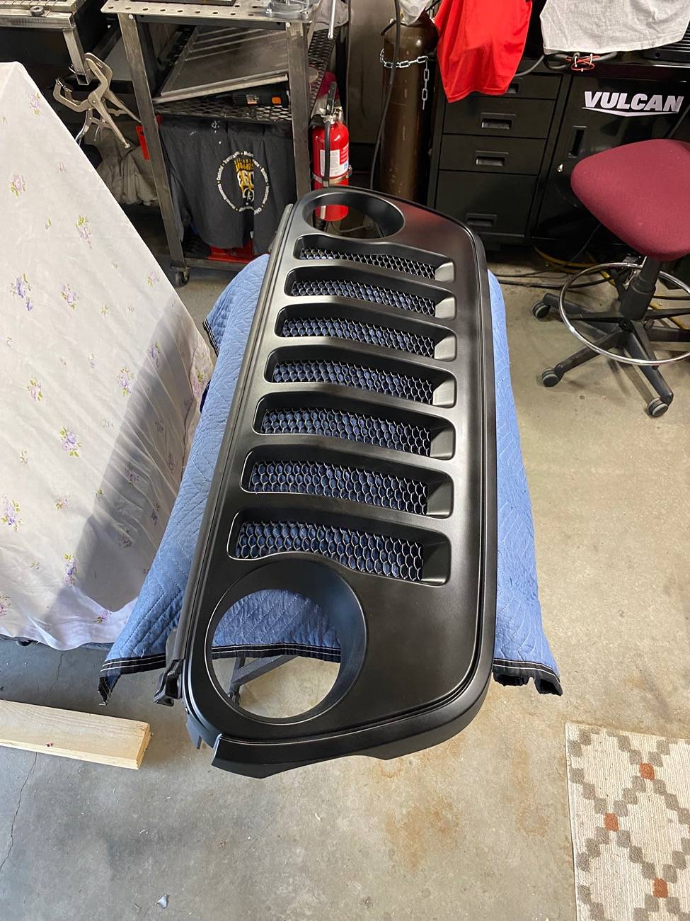 Jeep Gladiator Confused about satin black grill… IMG_1296