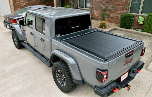 Jeep Gladiator Roll-N-Lock M-Series XT Retractable Tonneau Cover Roll-N-Lock3