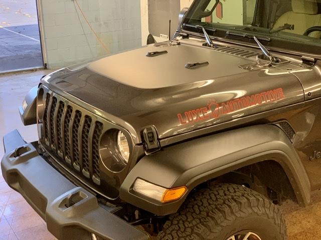 Jeep Gladiator Vinyl wrap accents 1859A475-CB8B-4352-8CFA-9E67FE4C1A9E