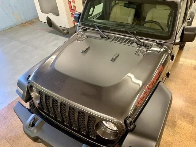 Jeep Gladiator Vinyl wrap accents 5910B43B-7157-4107-B898-92094CF92009