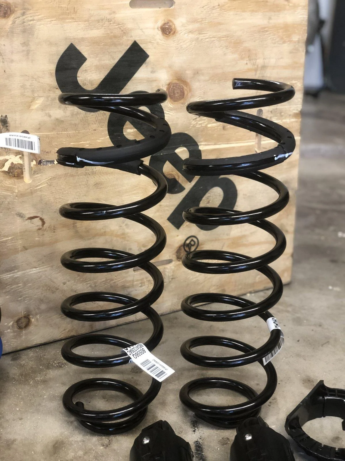 Jeep Gladiator FS: Rubicon stock suspension complete with Jeep Wood Crate. 84C1A878-627B-4F0F-BCC3-12B87302B060