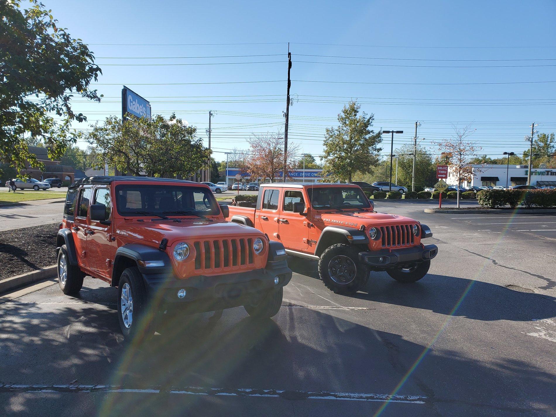 Jeep Gladiator Jeeps Parking Next To Jeeps 20191018_102541