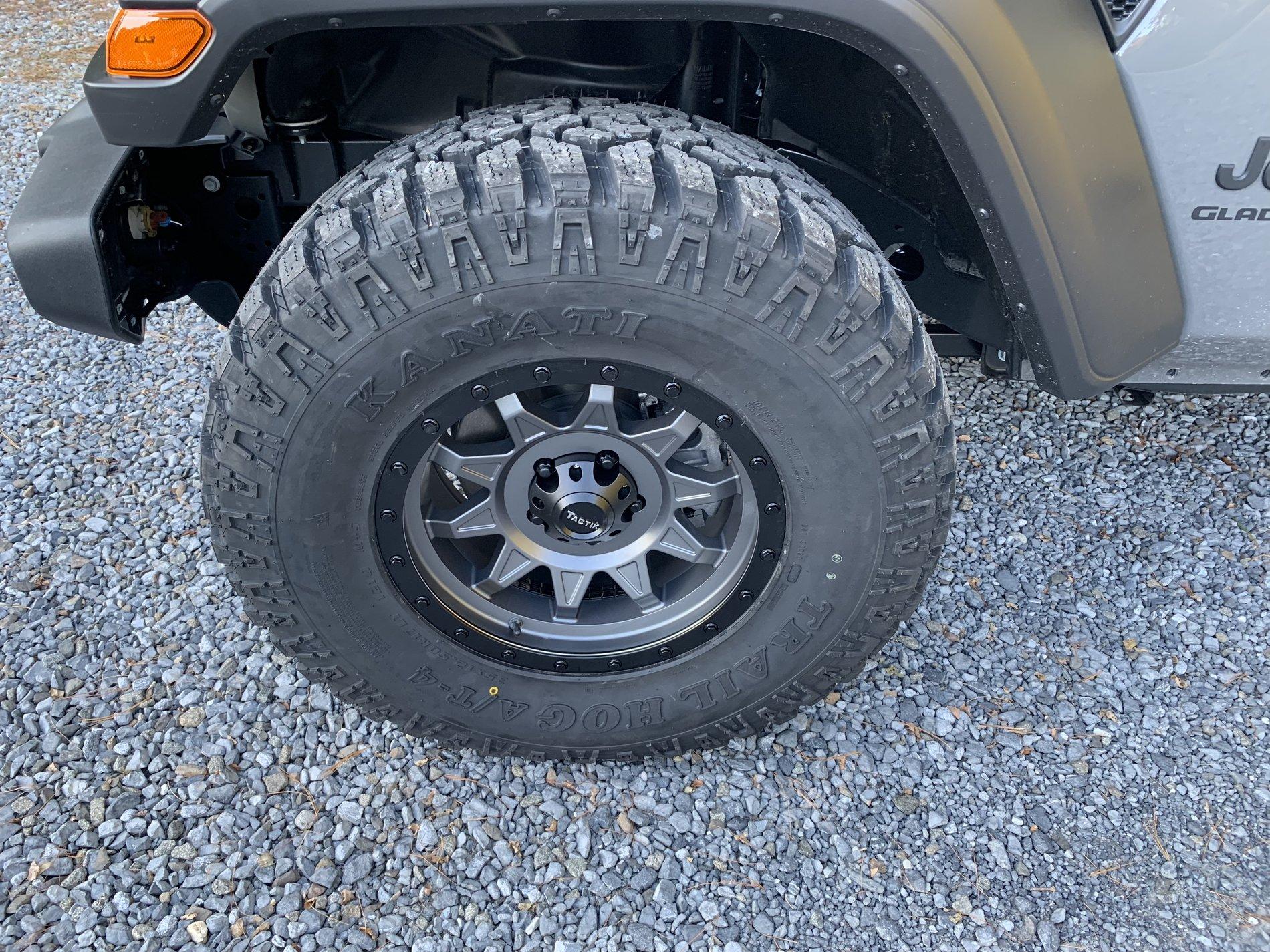 Jeep Gladiator Black is played out, let's see some colored rims 144A8734-9193-49B0-A293-7A533DD4B858