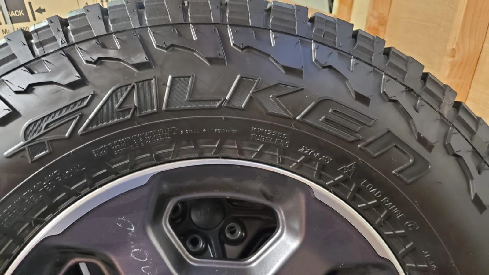 Jeep Gladiator 2020 Jeep Gladiator Rubicon OEM Wheels and Tires w/TPMS, set of 4 G67oKCA