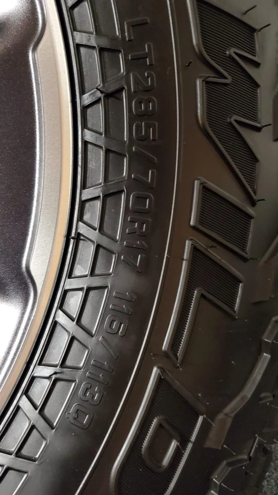 Jeep Gladiator 2020 Jeep Gladiator Rubicon OEM Wheels and Tires w/TPMS, set of 4 D6reNWO