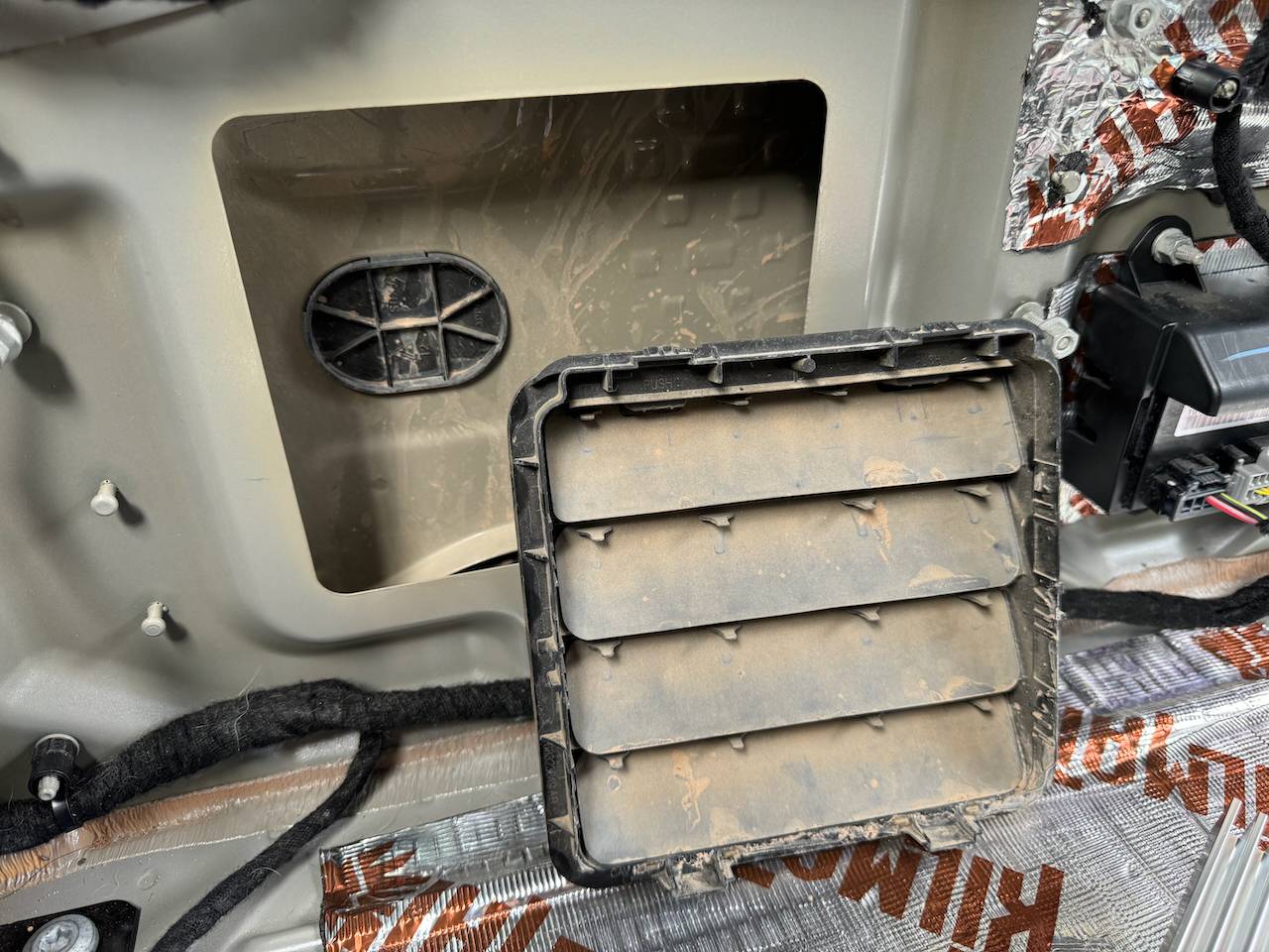 Jeep Gladiator Deleting rear flappy vents? IMG_4860