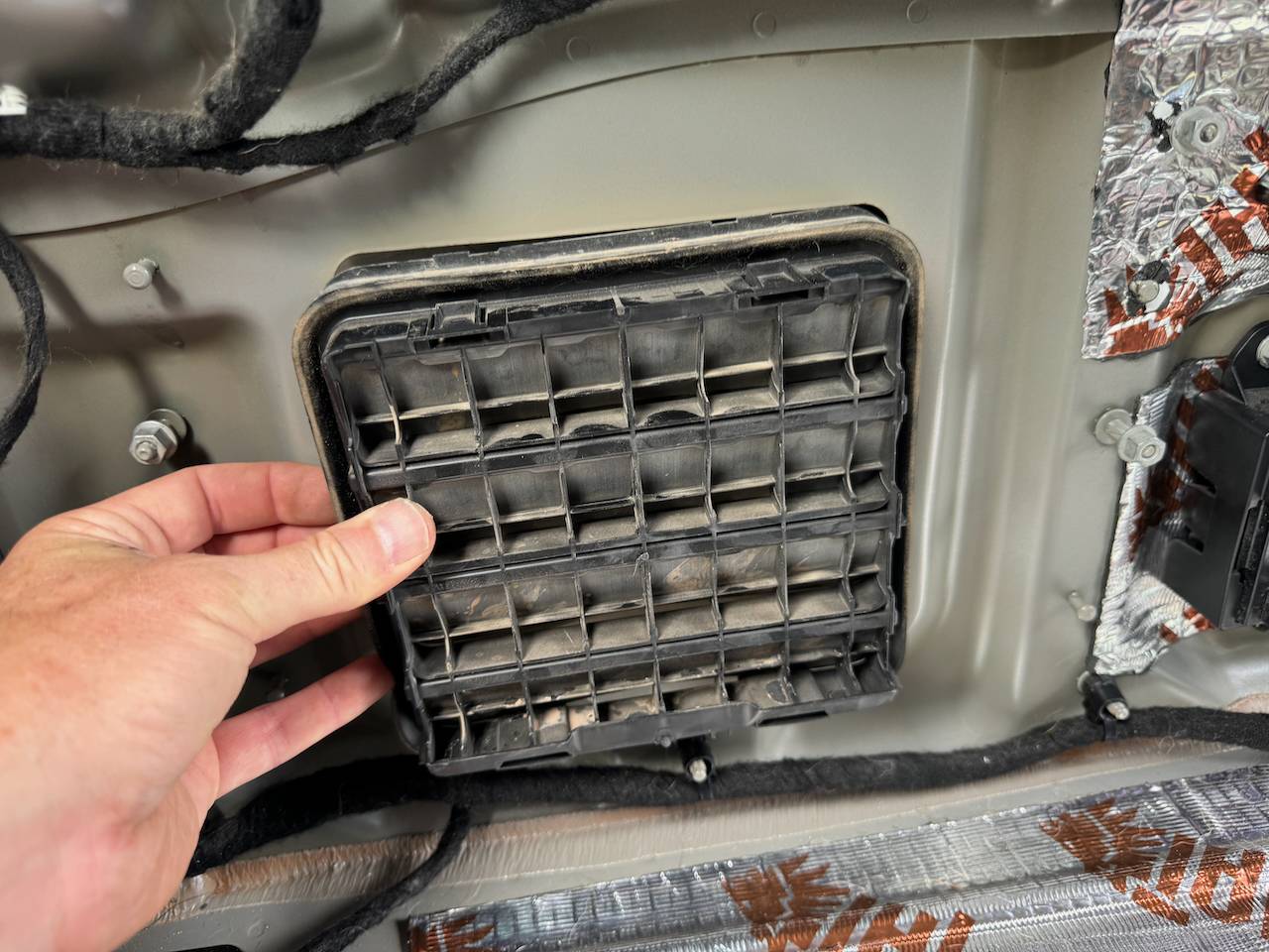 Jeep Gladiator Deleting rear flappy vents? IMG_4861