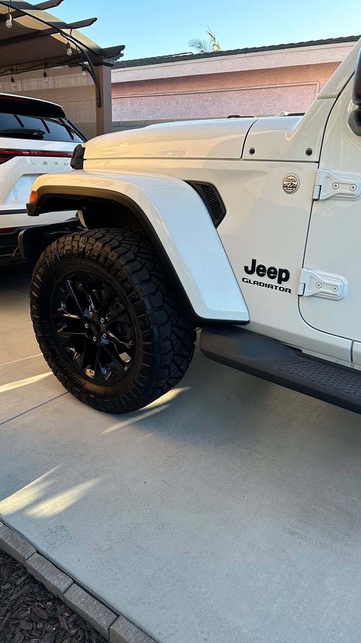 Jeep Gladiator 20" High Altitude Gloss Black on 33 or 35 IMG_8135