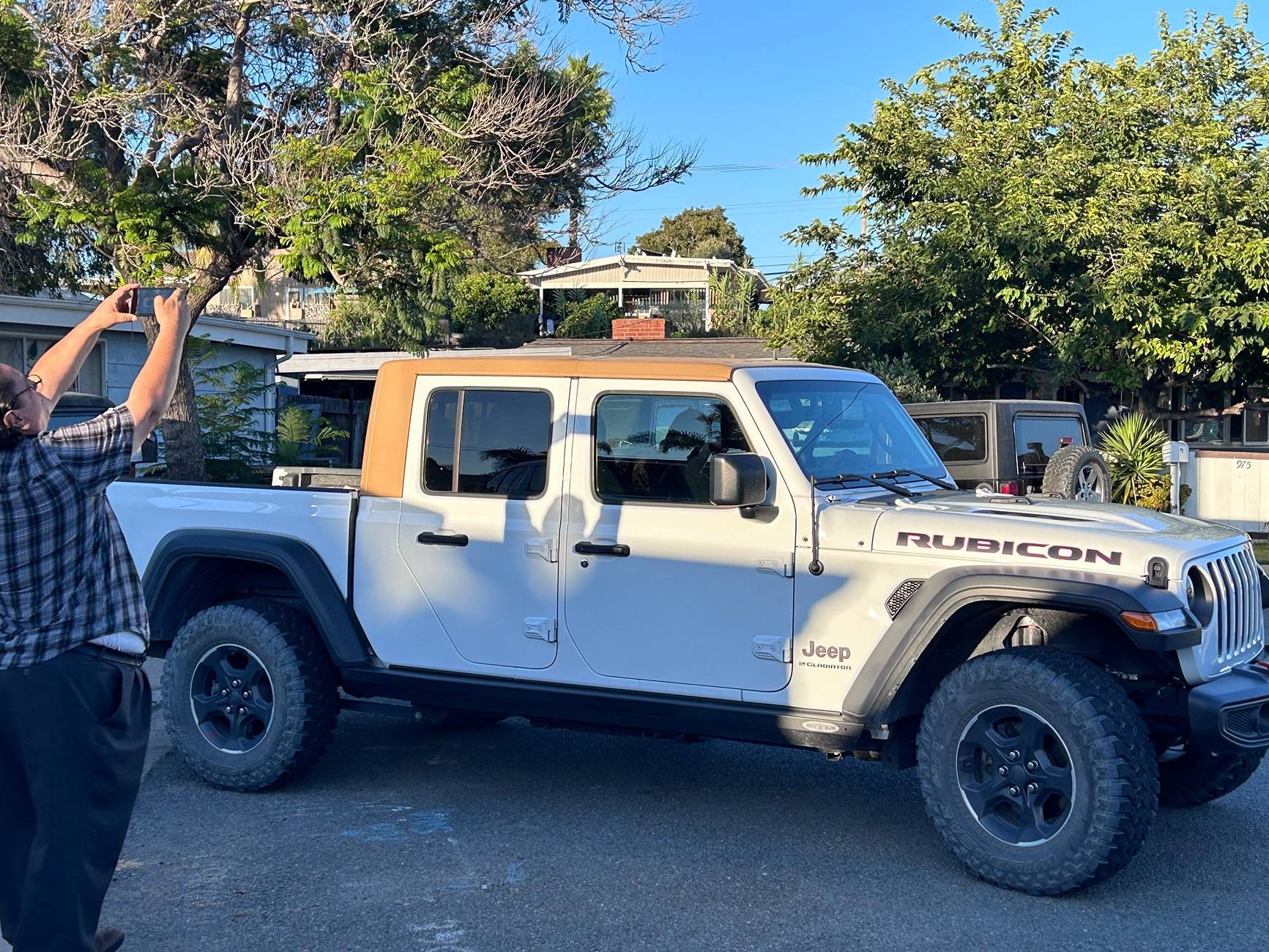 Jeep Gladiator New Camper King (san diego) one piece fiberglass hard top IMG_6014