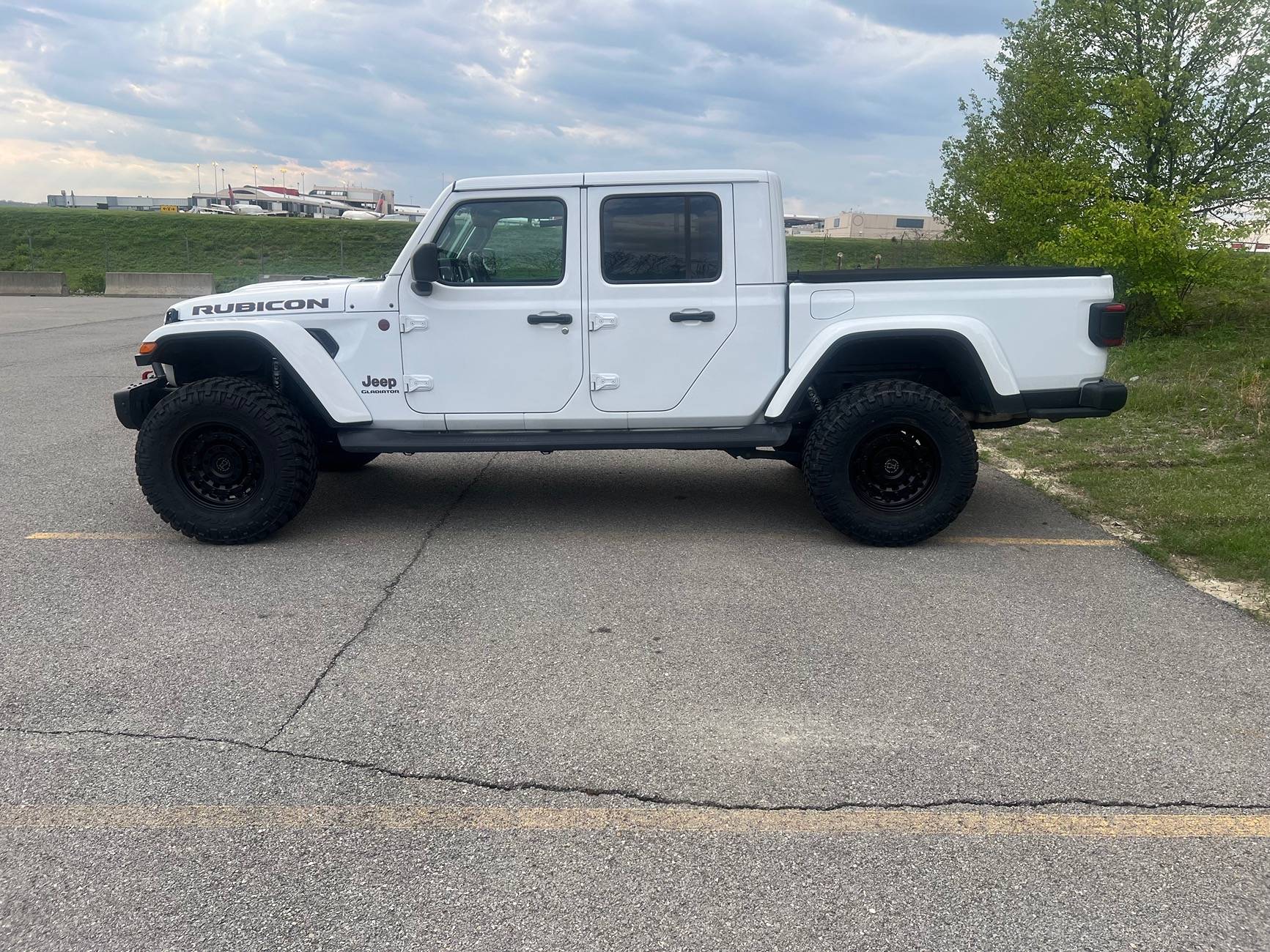 Jeep Gladiator Black Rhino Armory 17X9.5 - Discount Tire says no fit IMG_3944