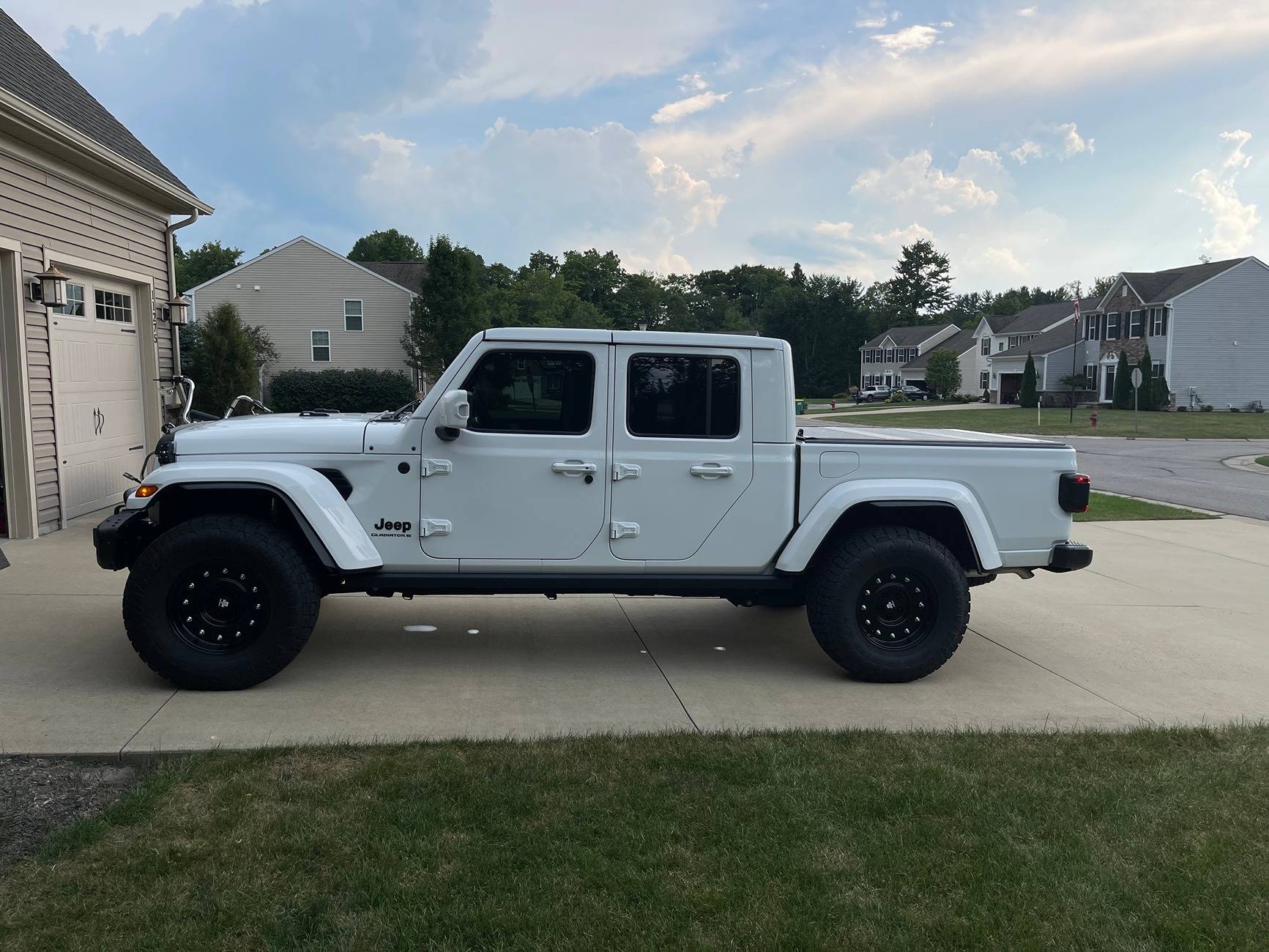Jeep Gladiator 23 JT High Altitude - White 1725113446640-j9