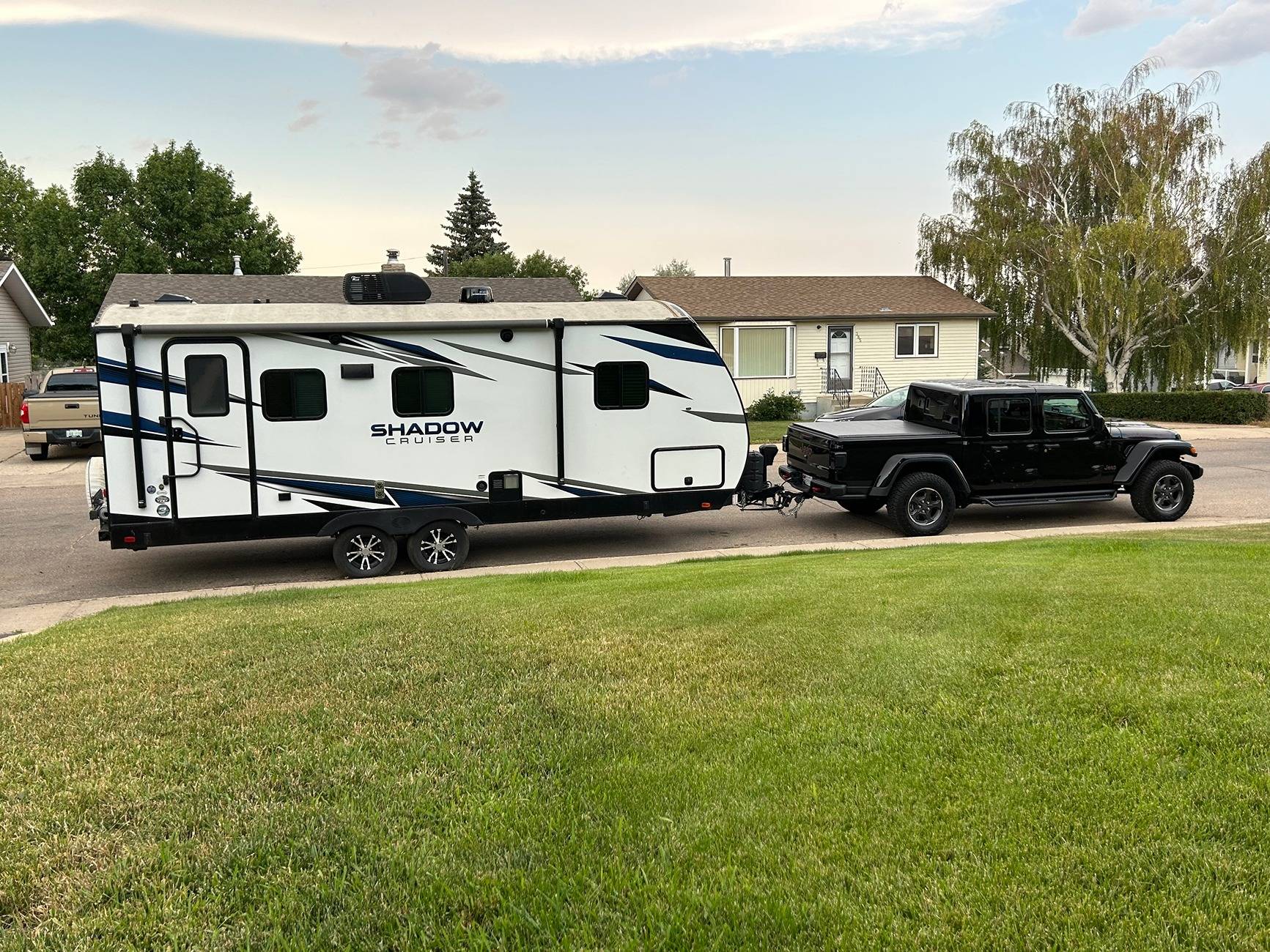 Jeep Gladiator Show us what camper / trailer / RV you're towing with your JT IMG_5750