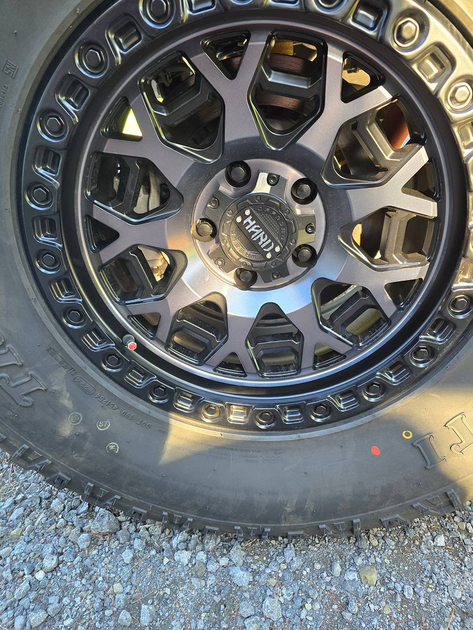 Jeep Gladiator yellow and red dots on tires all over 20240909_181537