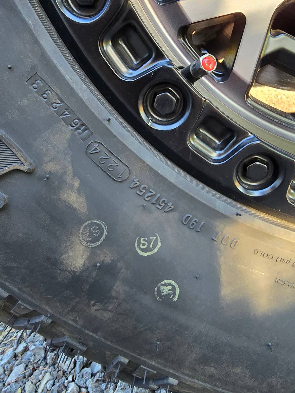 Jeep Gladiator yellow and red dots on tires all over 20240909_181540
