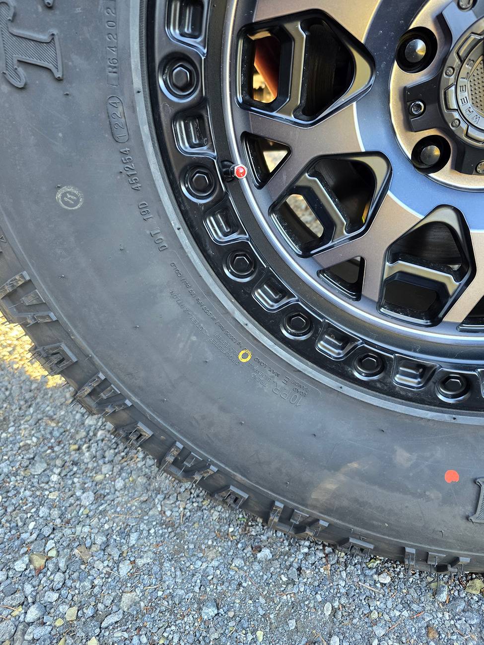Jeep Gladiator yellow and red dots on tires all over 20240909_181600