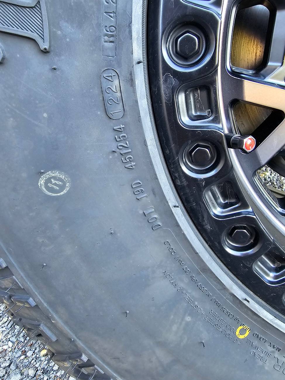 Jeep Gladiator yellow and red dots on tires all over 20240909_181603